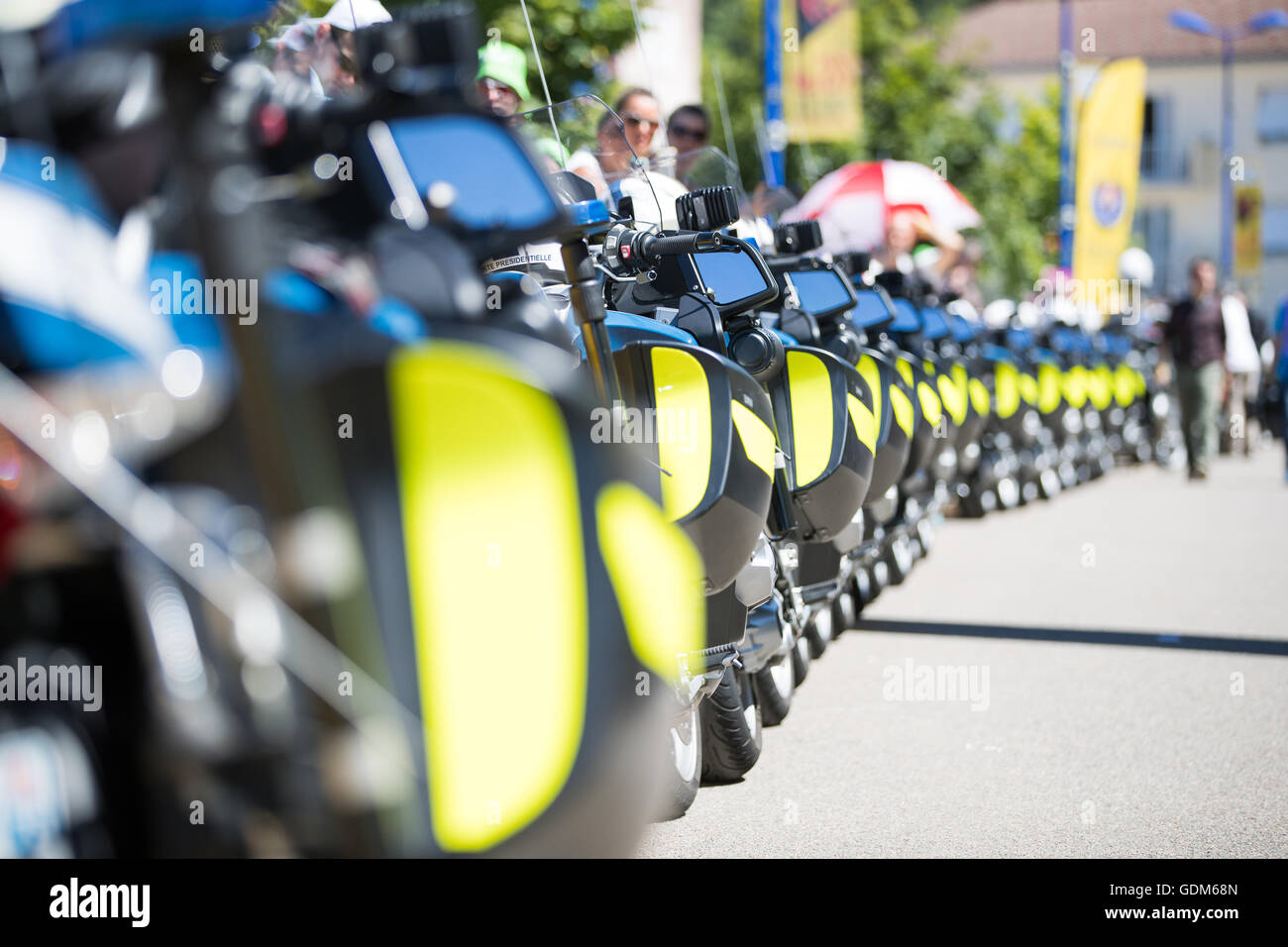 Moirans-en-Montagne, Francia. 18 Luglio, 2016. Gendarmeria motociclette attendono il loro piloti al via. La gendarmeria, in Francia la polizia nazionale, comprendono la maggior parte dei tour di sicurezza con oltre 23.000 ufficiali totale mobilitati per fissare il percorso. Credito: Giovanni Kavouris/Alamy Live News Foto Stock