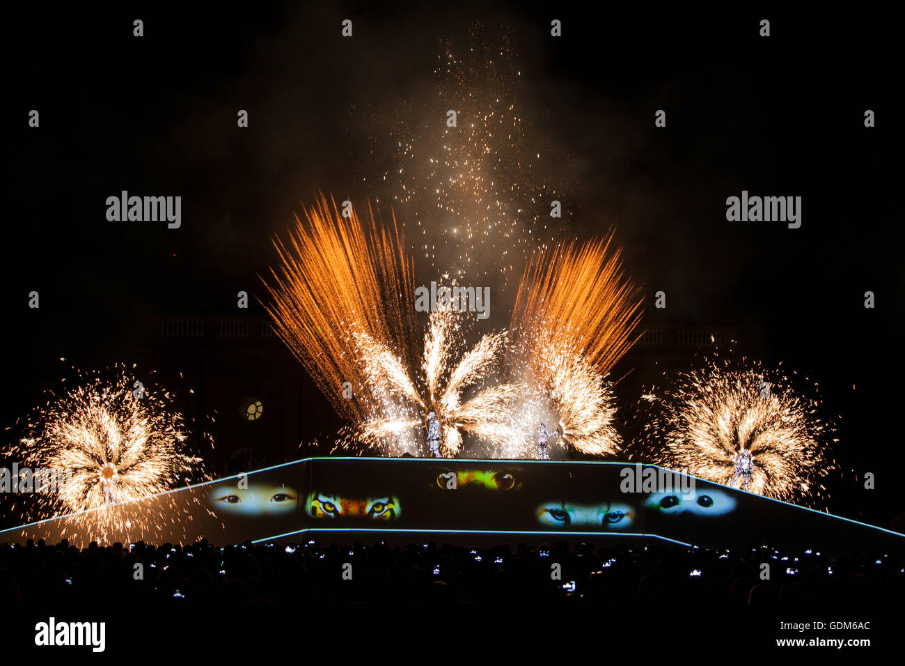 Torino, Italia. 17 Luglio, 2016. Groupe F eseguire "Fleur de peau' all'interno della Reggia di Venaria Credito: Daniele Baldi/Alamy Live News Foto Stock