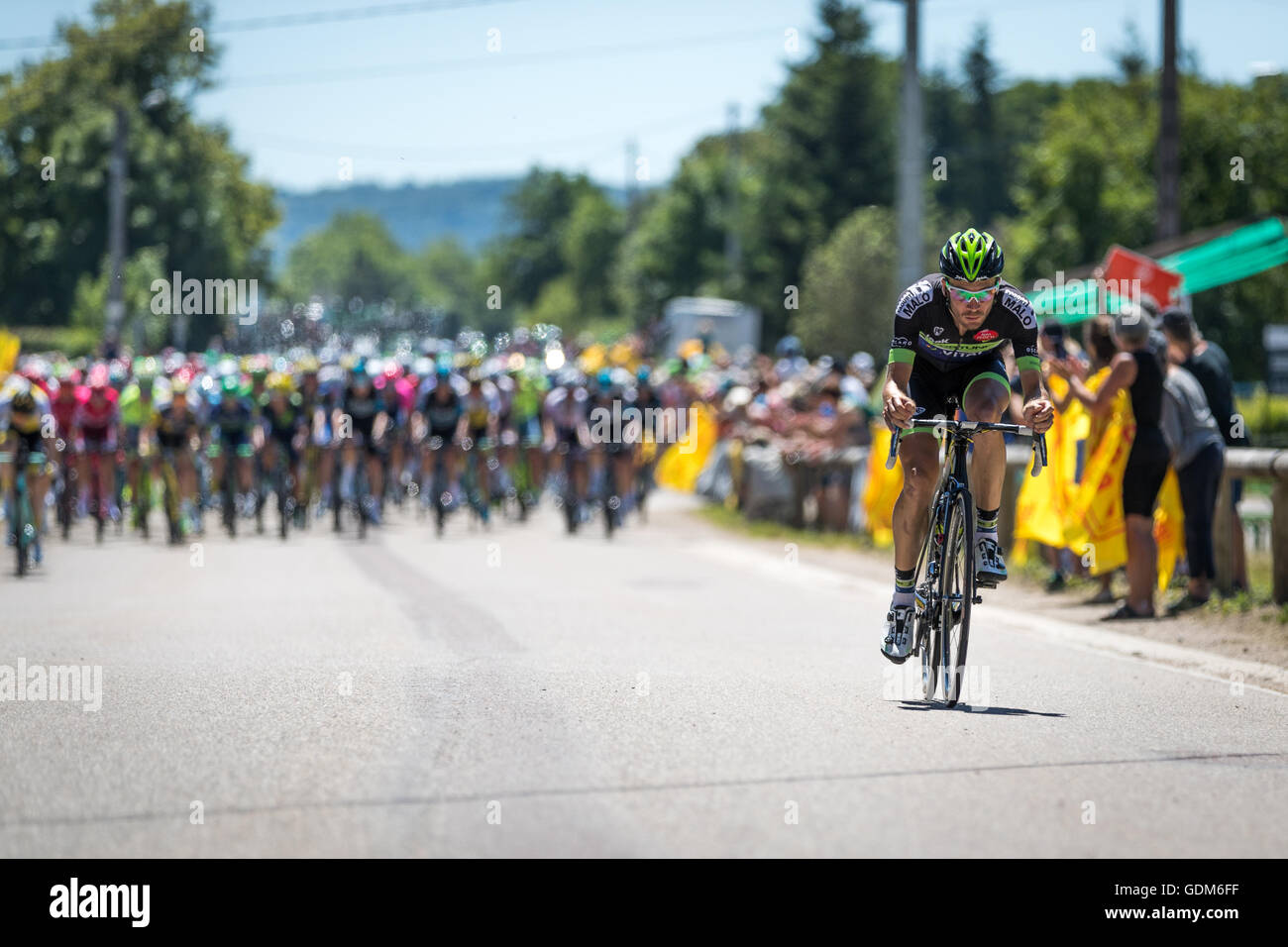 Montigny-sur-l'Ain, Francia. 18 Luglio, 2016. Vegard Breen (Fortuneo vitale concetto) sfugge il peloton, in uno sforzo di ponte per il giorno di inizio breakaway di Maximiliano Richeze (Etixx-Quickstep) e Iljo Keisse (Etixx-Quickstep) Credito: Giovanni Kavouris/Alamy Live News Foto Stock