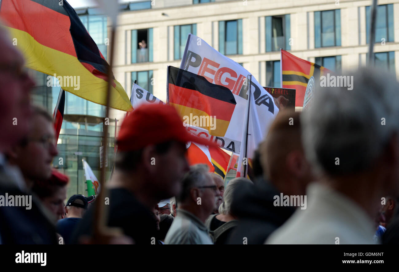 Dresden, Germania. 18 Luglio, 2016. I partecipanti del Islamaphobic xenofobo e movimento Pegida si sono riuniti per una dimostrazione presso la Wiener Platz a Dresda, Germania, 18 luglio 2016. Foto: dpa/Alamy Live News Foto Stock