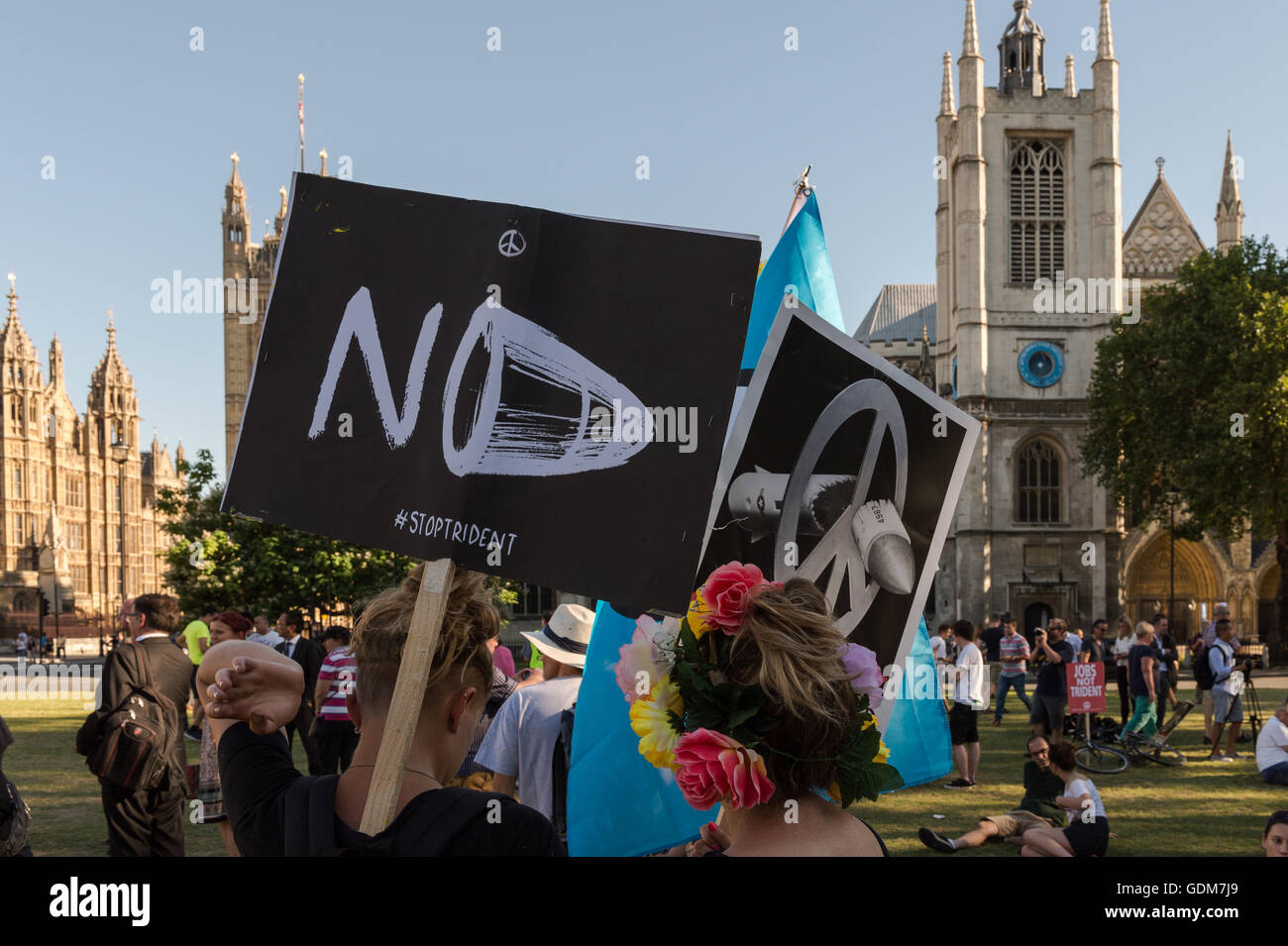 Londra, Regno Unito. Il 18 luglio 2016. Anti-nucleare gli attivisti si sono riuniti in piazza del Parlamento per protestare contro il rinnovamento di Gran Bretagna Trident armi nucleari sistema. Il giorno in cui il Parlamento europeo ha discusso e votato se investire fino a £205miliardi nel nuovo programma Trident o abolire il progetto. Wiktor Szymanowicz/Alamy Live News Foto Stock