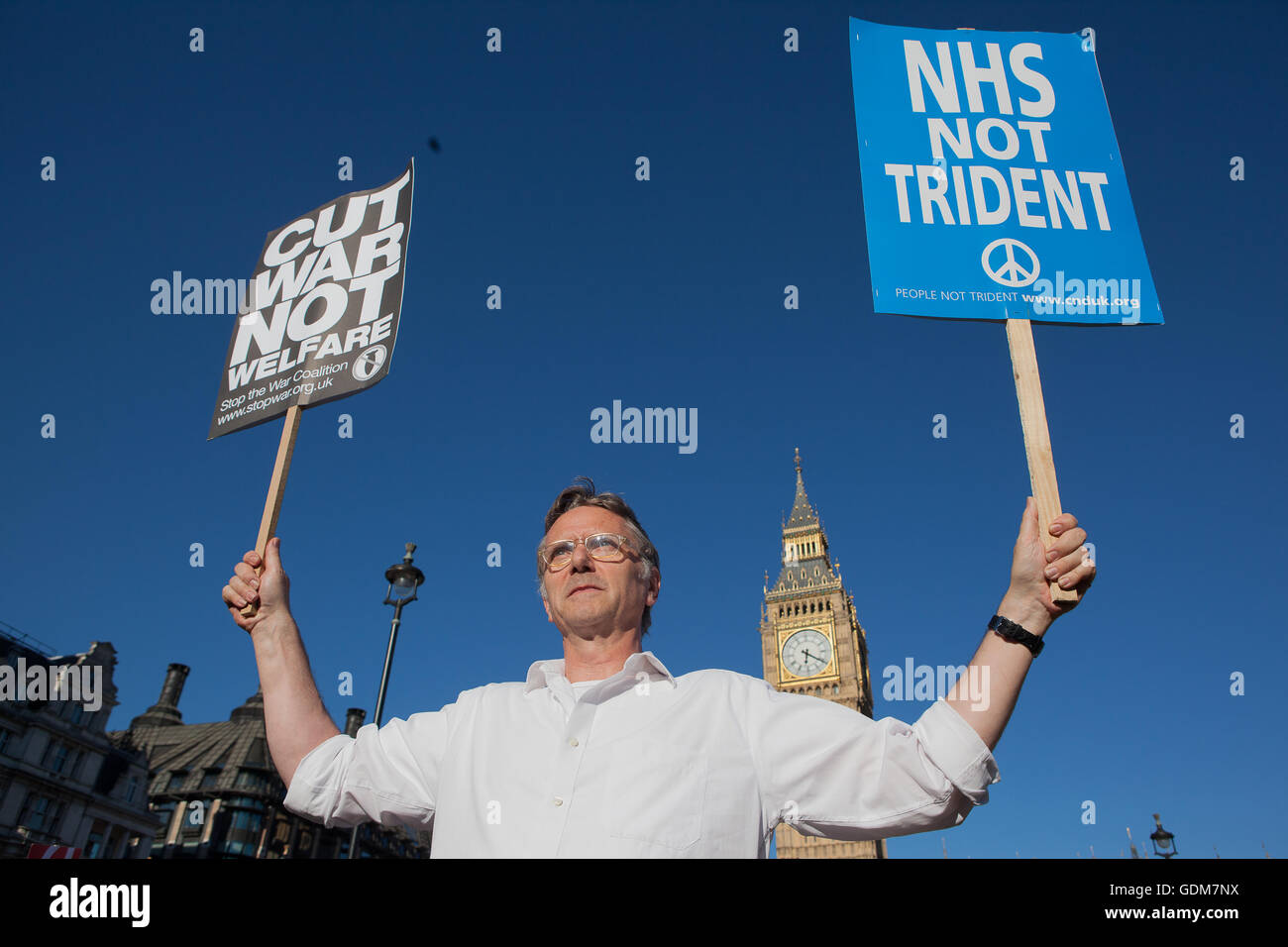 Londra, Regno Unito. 18 Luglio, 2016. Una protesta è tenuto al di fuori del parlamento come voto MPs per rinnovare il Tridente armi nucleari di credito del sistema: Jo Syz/Alamy Live News Foto Stock