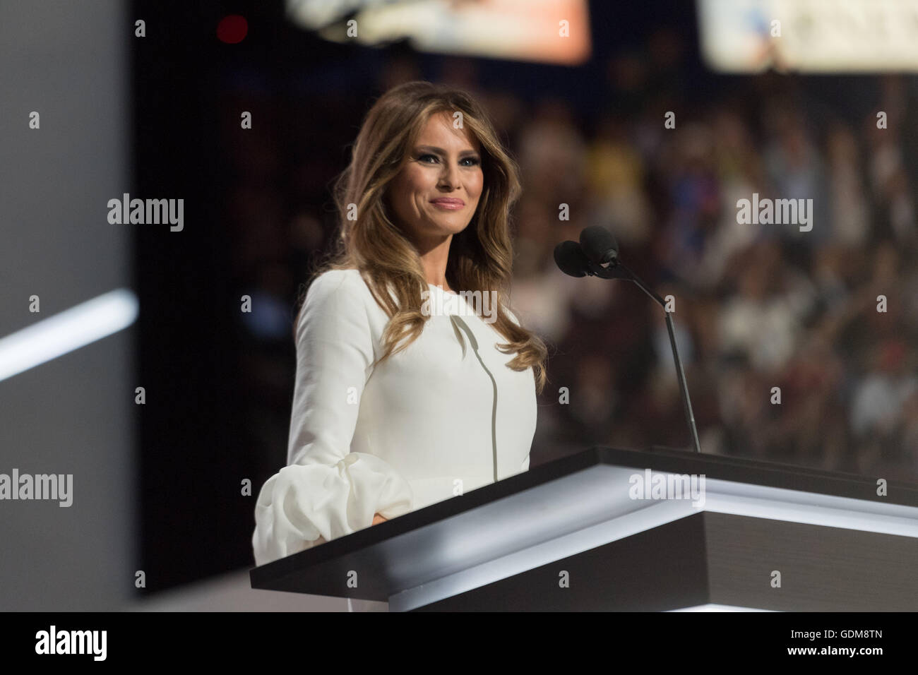 Cleveland, Ohio, USA. 18 Luglio, 2016. Melania Trump, moglie di GOP candidato presidenziale Donald Trump parla durante il primo giorno della Convention Nazionale Repubblicana a Quicken prestiti Centro luglio 18, 2016 a Cleveland, Ohio. Credito: Planetpix/Alamy Live News Foto Stock