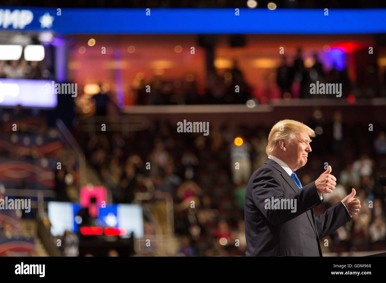 Cleveland, Ohio, Stati Uniti. 18 luglio 2016. Donald J. Trump presenta sua moglie Melania. Prima notte alla Convention Nazionale Repubblicana. Crediti: Vespasiano/Alamy Live News Foto Stock