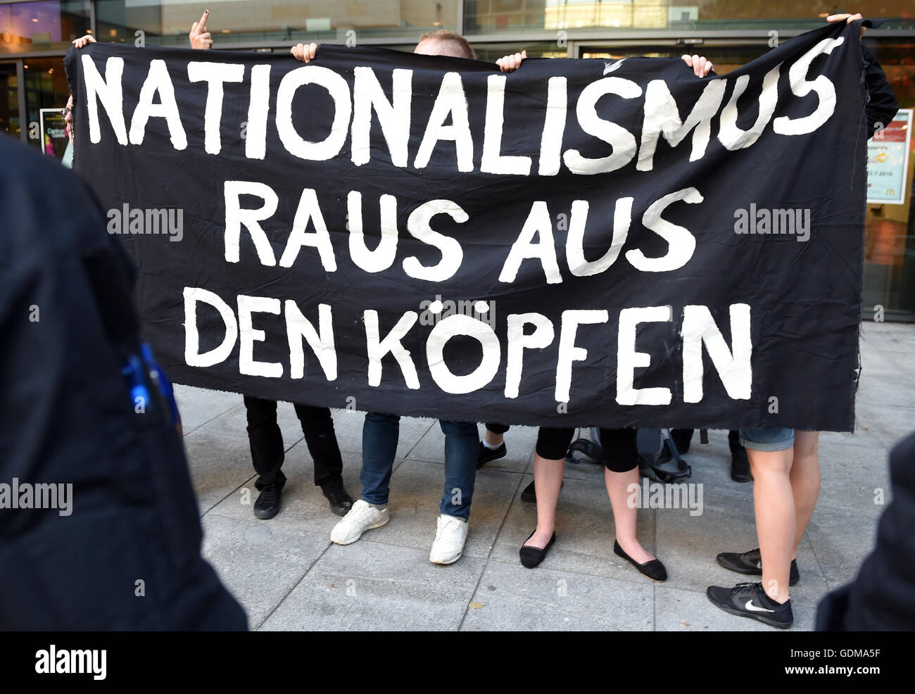 Dresden, Germania. 18 Luglio, 2016. Contro i manifestanti portano un banner con la scritta "il nazionalismo fuori di testa in un rally dall'anti-islamico e xenofobi movimento Pegida a Dresda, Germania, 18 luglio 2016. Foto: dpa/Alamy Live News Foto Stock