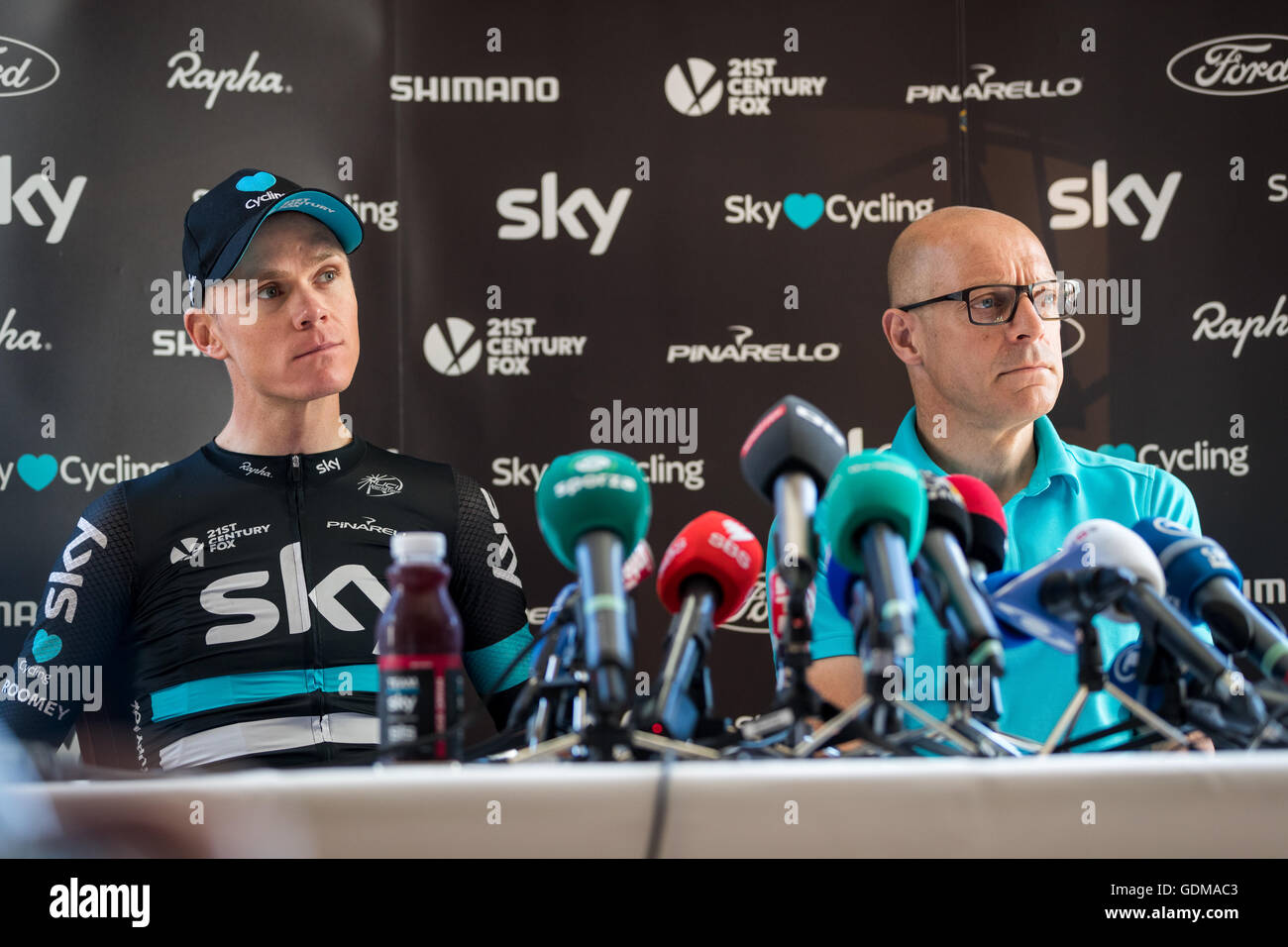 Hilterfingen, Svizzera. 19 Luglio, 2016. Chris Froome e Sir Dave Brailsford del Team Sky a rispondere a domande da parte dei media al 2 ° giorno di riposo conferenza stampa. Credito: Giovanni Kavouris/Alamy Live News Foto Stock