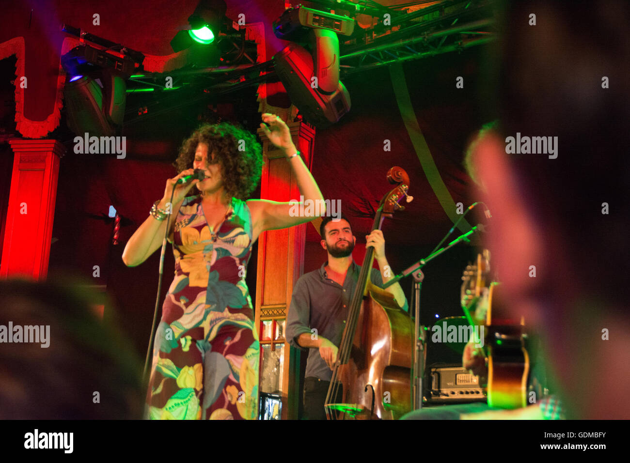 Edimburgo Scozia UK, lunedì 18 luglio 2016 Cyrille Aimée e la sua band sul palco a St Andrews Square Spielgeltent per il Jazz e Blues Festival Foto Stock