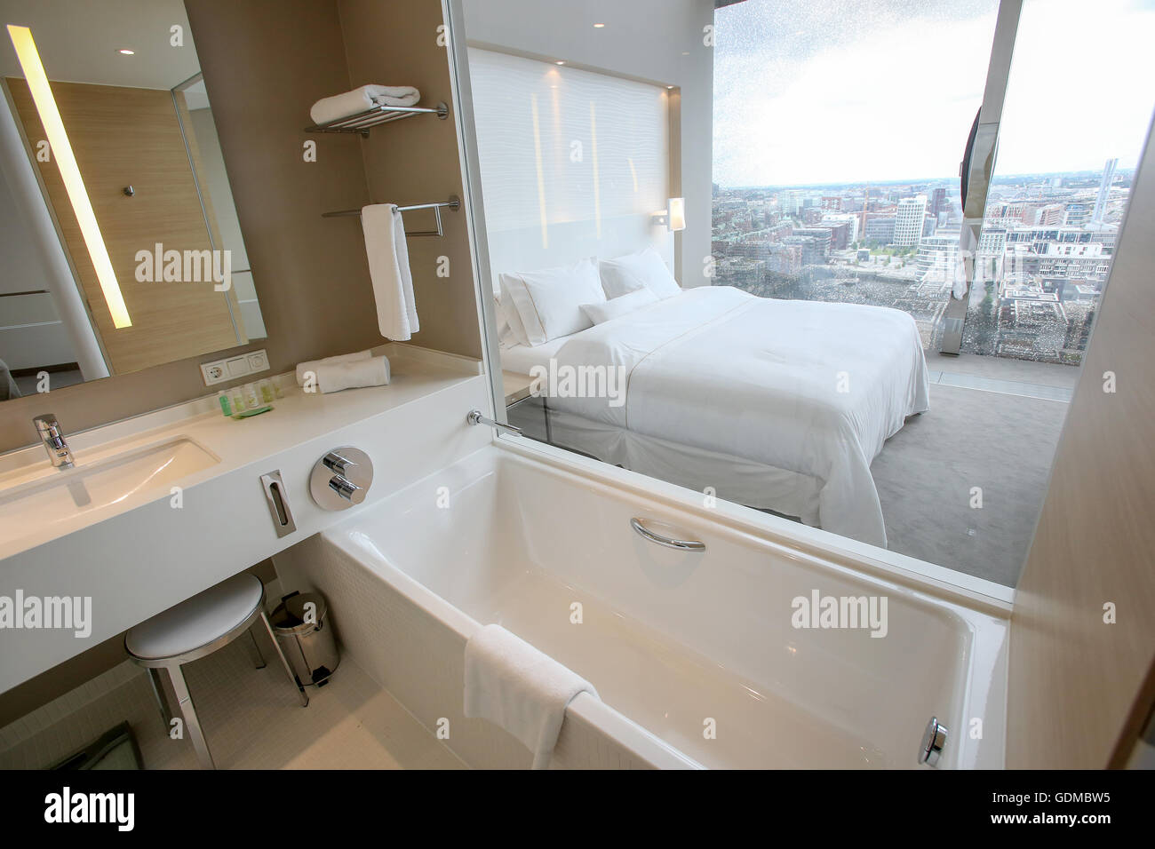 Amburgo, Germania. 19 Luglio, 2016. Il bagno e la zona notte di un maisonette suite all'interno dell'Elbphilharmonic hall durante un tour attraverso il lusso hotel Westin Hamburg a Amburgo, Germania, 19 luglio 2016. Sullo sfondo a sinistra si può vedere la chiesa di San Michele attraverso la finestra. Il Westin Amburgo con le sue 244 camere, di cui 39 sono suite, giace in alto sopra il porto di Amburgo ed è prevista l'apertura nel novembre 2016. Foto: Bodo segna/dpa/Alamy Live News Foto Stock