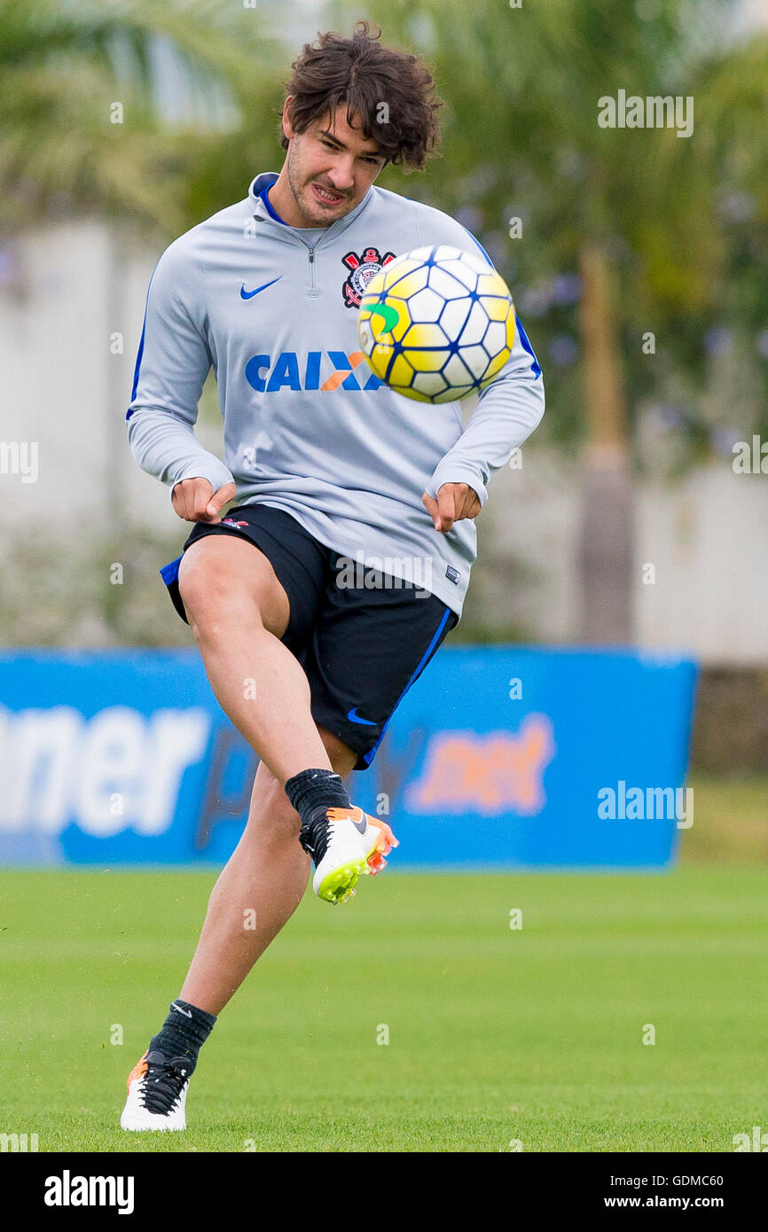 Alexandre Pato durante il Corinthians formazione tenutosi a CT Joaquim grava, zona est di S?o Paulo. Il team si sta preparando per il sabato&#39;s clagaiagainst Figueirense, valida per Brasileir?o 2016 Chevrolet. Foto Stock