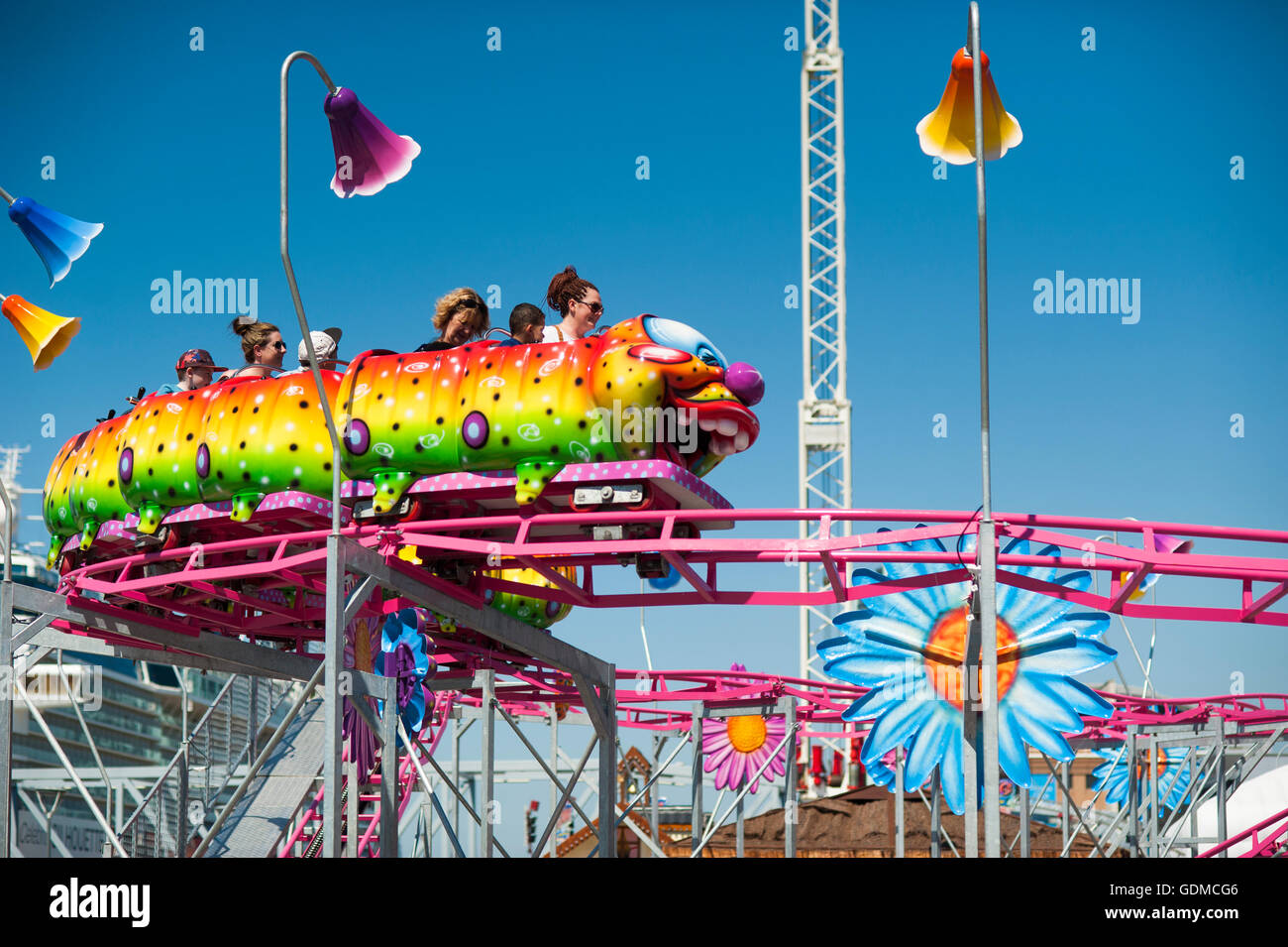 Liverpool. Regno Unito. Il 19 luglio 2016. Per coloro che godono di una fiera ride su il giorno più caldo dell'anno. Credito: Hayley Blackledge/Alamy Live News Foto Stock