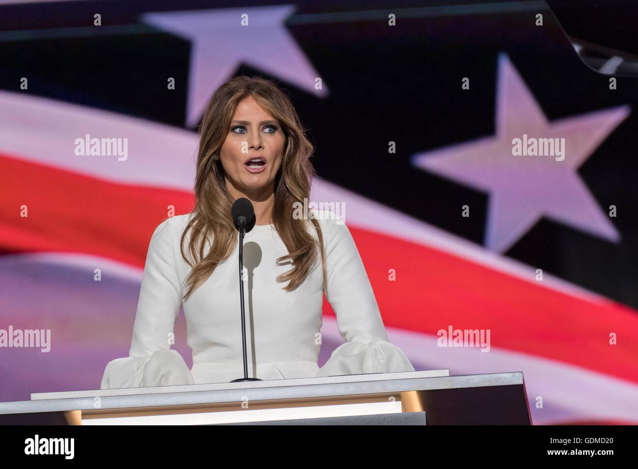 Melania Trump, moglie di GOP candidato presidenziale Donald Trump parla durante il primo giorno della Convention Nazionale Repubblicana a Quicken prestiti Centro luglio 18, 2016 a Cleveland, Ohio. Foto Stock