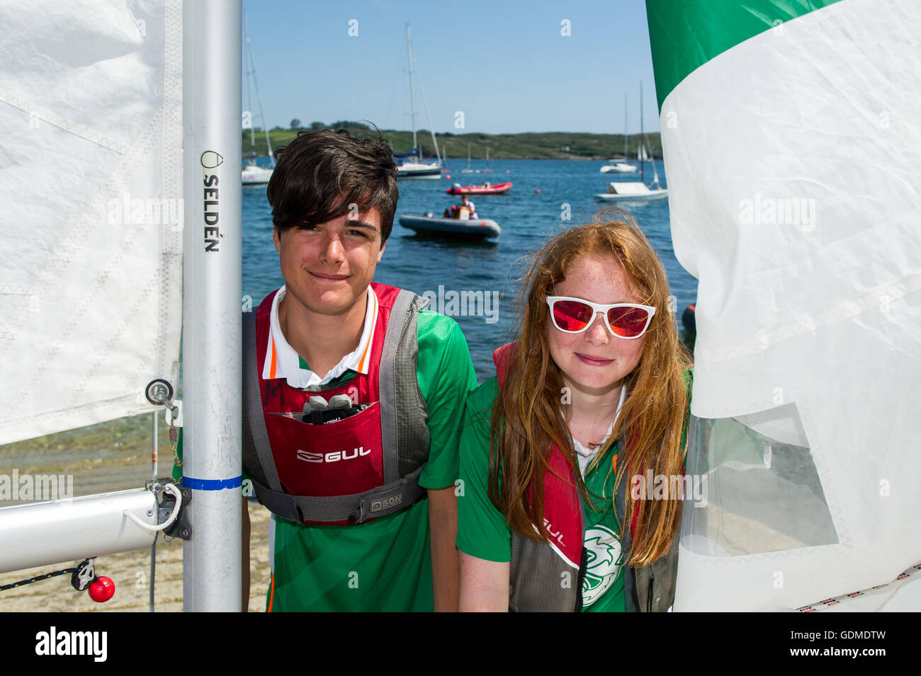 Schull, Irlanda. 19 Luglio, 2016. Il Fastnet scuole internazionali di regata è pensato per i principianti che desiderano navigare in modo competitivo con le insegnanti partecipanti tutto ciò di cui hanno bisogno di sapere. L'evento è basato a Schull Sailing Center che ha 3 hopefuls Olimpico per il 2020. Foto della regata sono state Niccolo Carducci e Giulia Paladini, entrambi provenienti dalla Toscana, Italia. Credito: Andy Gibson/Alamy Live News Foto Stock