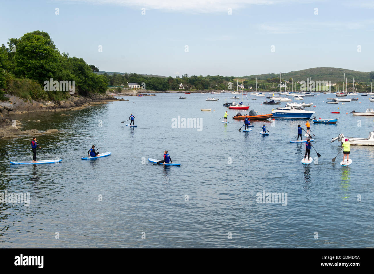 Schull, Irlanda. 19 luglio 2016. Le lezioni di paddle board si sono rivelate molto popolari a Schull Harbour il giorno più caldo dell'anno. Credit: AG News/Alamy Live News Foto Stock