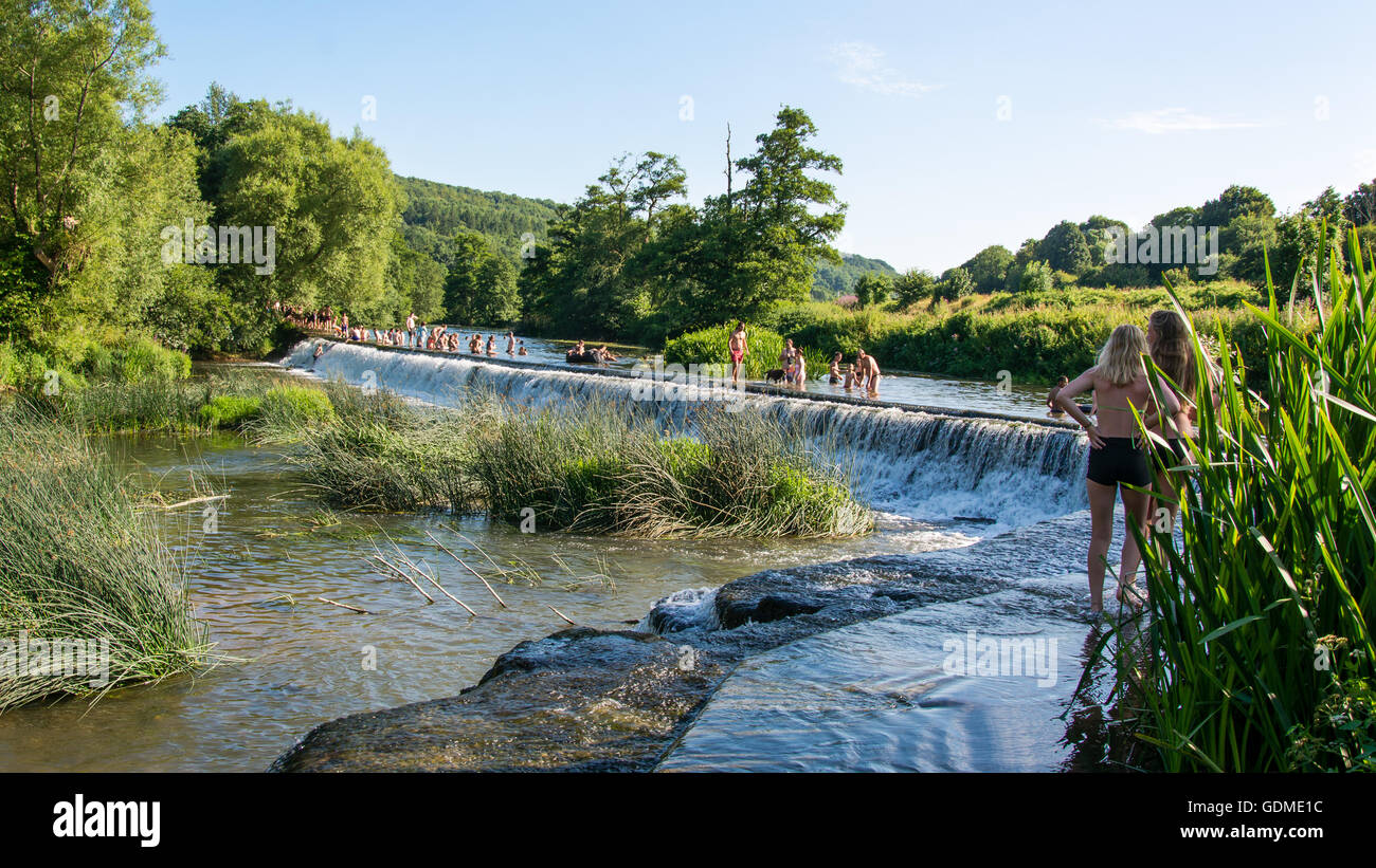 Persone nuotare nel fiume Avon. Centinaia accorrono per Warleigh stramazzo 3 miglia dal bagno, il giorno più caldo dell'anno. Foto Stock