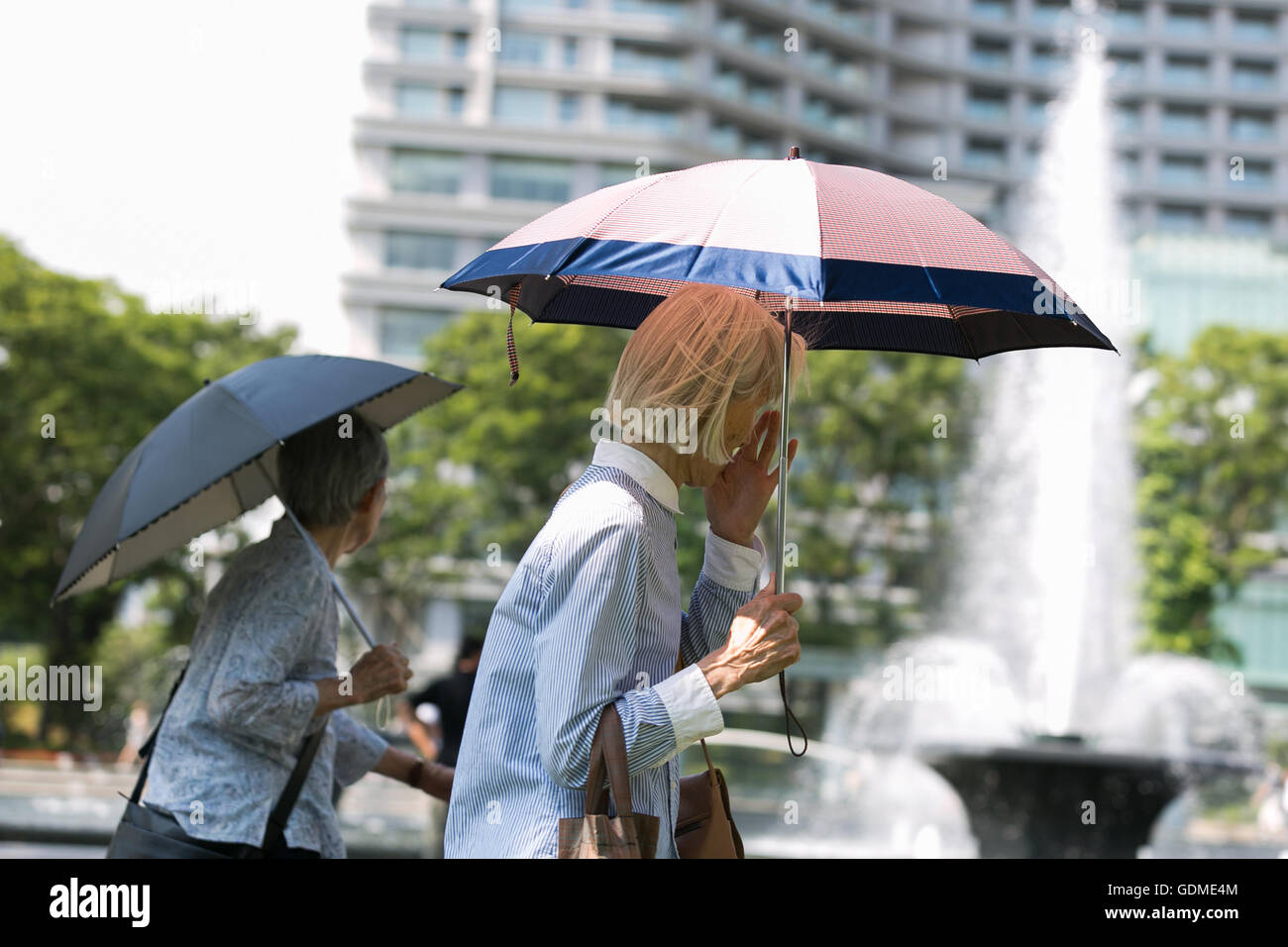 I pedoni a piedi con ombrelloni nel centro cittadino di Tokyo il 19 luglio 2016, Giappone. Il Meteorological Agency ha annunciato la fine della stagione delle piogge in Europa occidentale e Giappone centrale, che potrebbe segnare l' inizio di quel clima caldo e umido. L'Agenzia avverte di colpi di calore. © Rodrigo Reyes Marin/AFLO/Alamy Live News Foto Stock