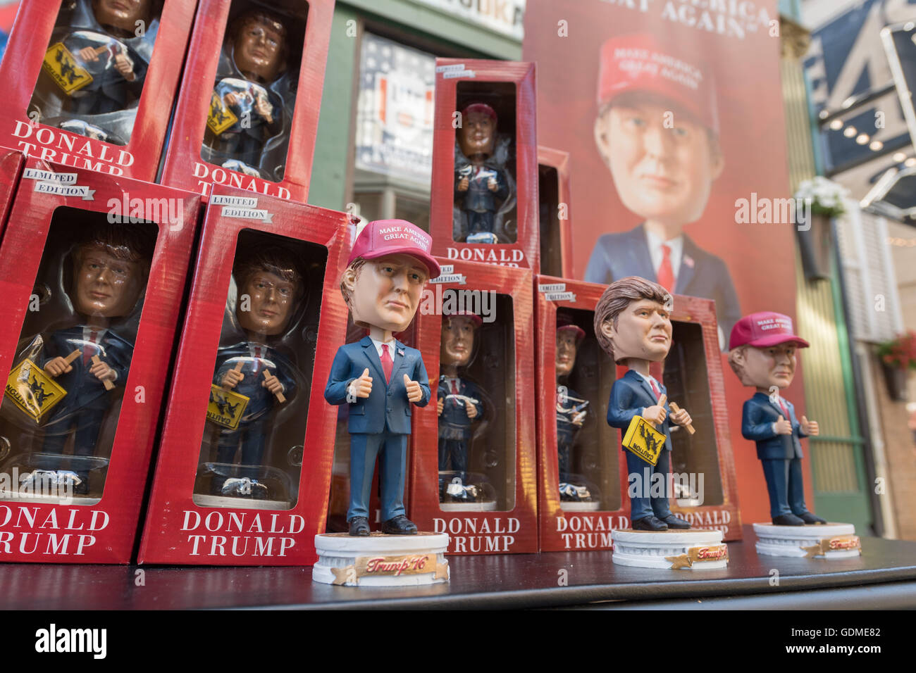 GOP candidato presidenziale Donald Trump trump bobble head bambole in vendita al di fuori della Quicken prestiti presso il Centro Convention Nazionale Repubblicana Luglio 19, 2016 a Cleveland, Ohio. Foto Stock