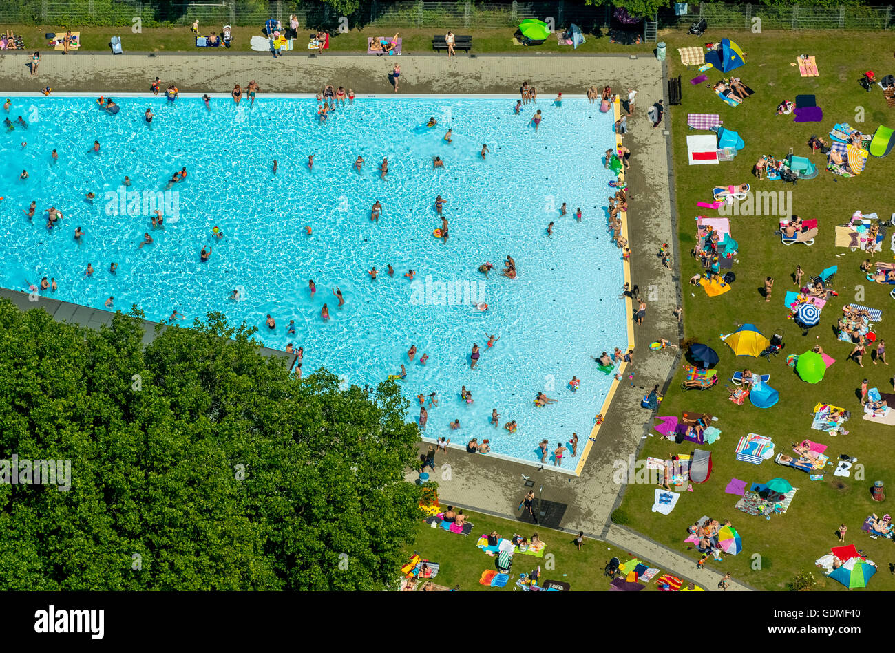 Essen, Germania xix Luglio, 2016 vista aerea, piscina Dellwig il Rhine-Herne Canal, piscina esterna, area prendisole con lucertole da mare, estate, cibo, della Ruhr, Renania settentrionale-Vestfalia, Germania, Europa, vista aerea, uccelli-occhi vista, Vista aerea, la fotografia aerea, panoramica Credito: Hans Blossey/Alamy Live News Foto Stock