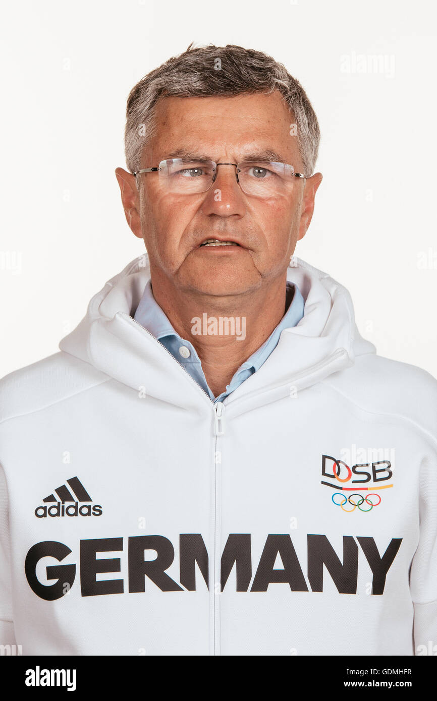 Otto Becker pone a un photocall durante i preparativi per i Giochi Olimpici di Rio alla Emmich Cambrai Caserma a Hannover, Germania, presa su 18/07/16 | Utilizzo di tutto il mondo Foto Stock