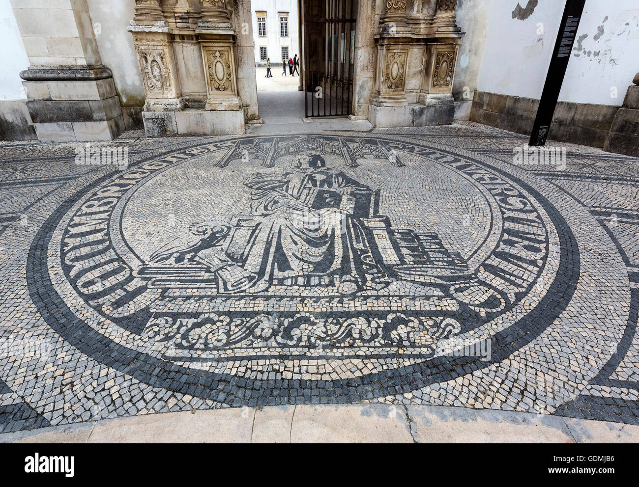 Ingresso emblema della University, Università di Coimbra, Coimbra, Distretto di Coimbra, Portogallo, Europa viaggi, fotografia di viaggio Foto Stock