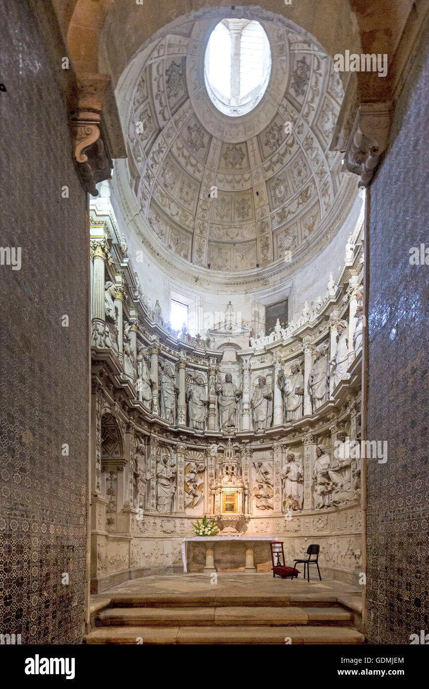 Altare, vecchia cattedrale (Sé Velha) nella vecchia città di Coimbra Coimbra, Distretto di Coimbra, Portogallo, Europa, viaggi Foto Stock