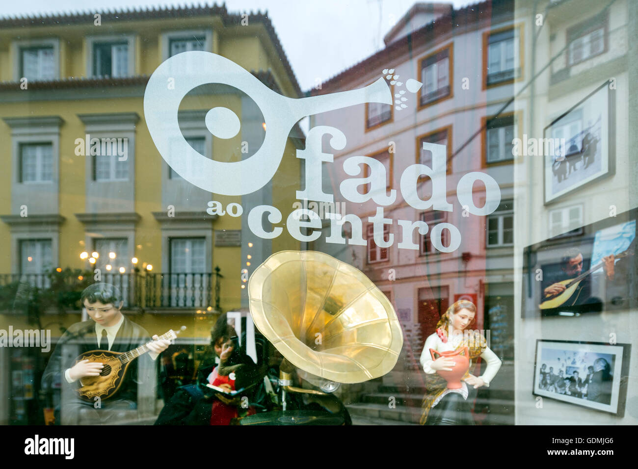 Cantante di Fado in un centro culturale, Coimbra, Distretto di Coimbra, Portogallo, Europa, viaggi, fotografia di viaggio Foto Stock