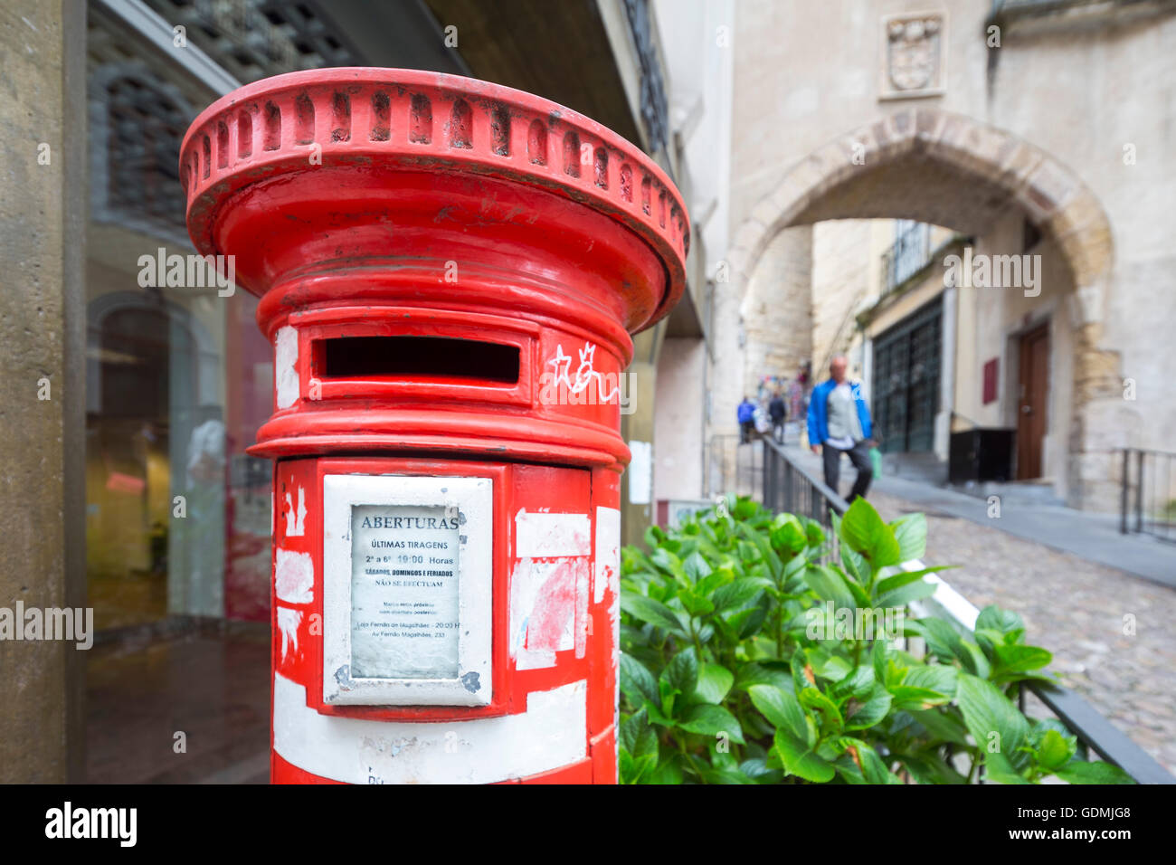 Red colonna mailbox, Coimbra, Distretto di Coimbra, Portogallo, Europa, viaggi, fotografia di viaggio Foto Stock