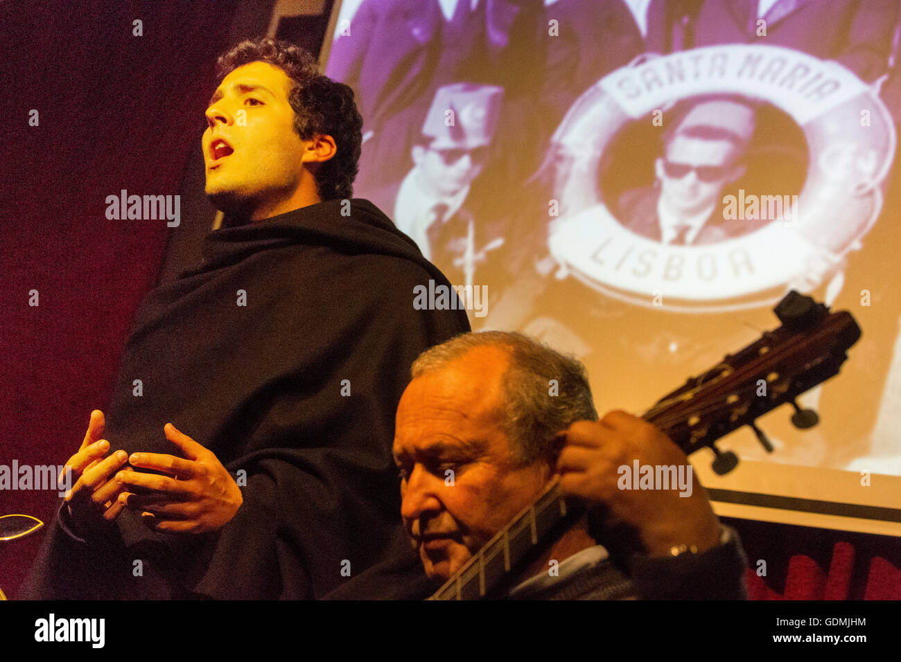 Il fado di canto e di prestazioni di Fado in un centro culturale di Coimbra, Coimbra, Distretto di Coimbra, Portogallo, Europa, Viaggi, viaggi Foto Stock