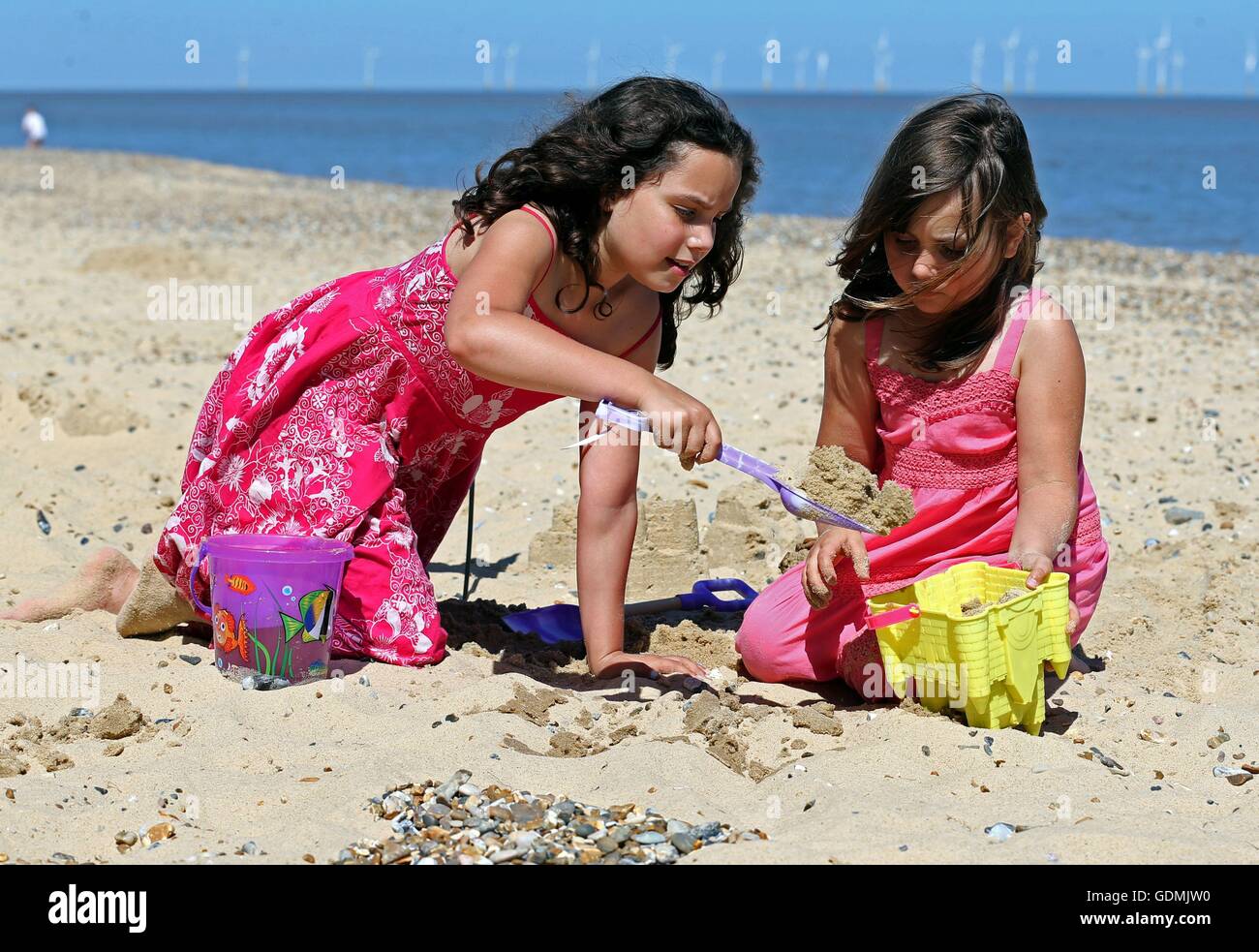 Sorelle di Stevie e Lily Fayers costruire castelli di sabbia sulla spiaggia di Great Yarmouth, Norfolk, come un mini ondata di caldo porta le temperature più calde dell'anno. Foto Stock