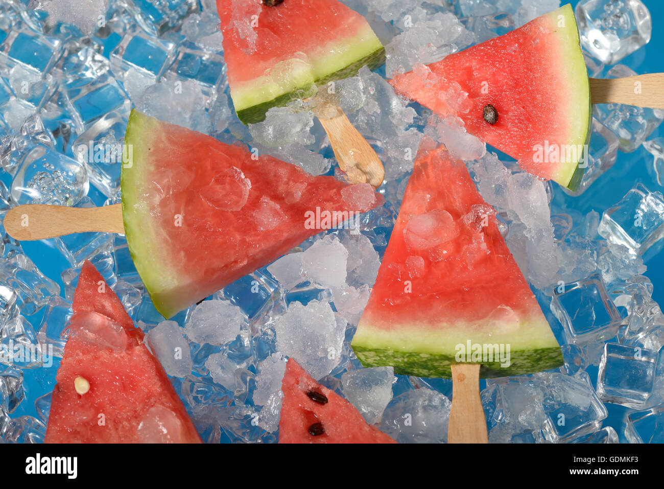 Freschi fette di anguria su ghiaccio Foto Stock