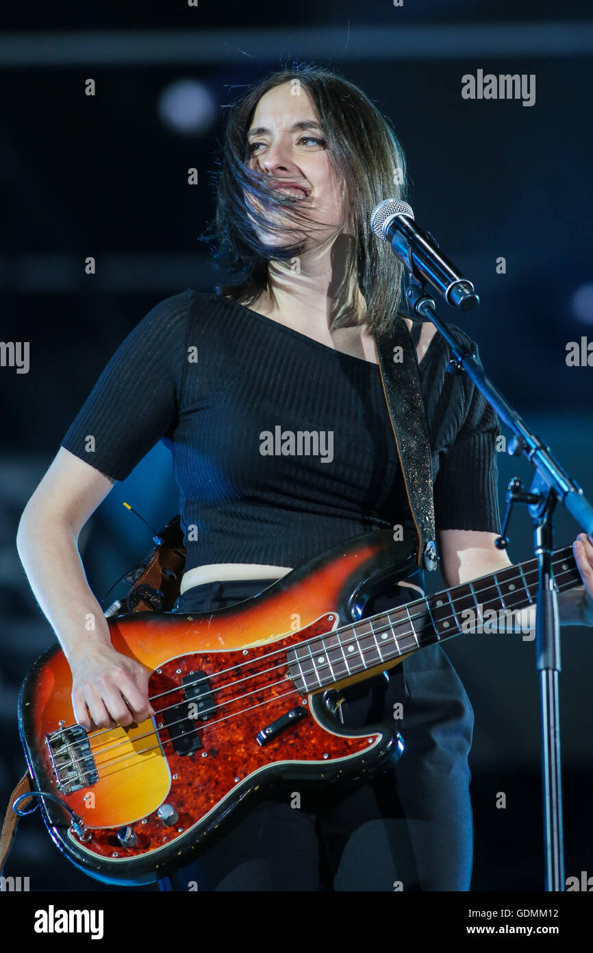 Marie-Pierre Arthur esegue a St-Jean mostra sulle pianure di Abramo in Quebec City durante la Fte nationale du Québec, Giovedì 23 Giugno, 2016. Foto Stock