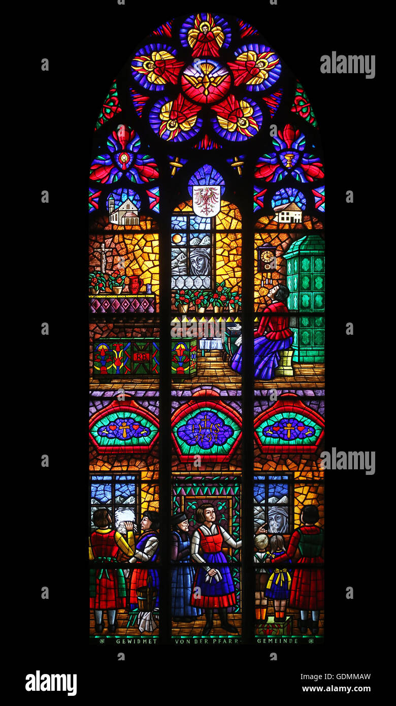 La miracolosa immagine di Maria ad Absam, vetrate in Votiv Kirche (Chiesa Votiva) a Vienna, in Austria Foto Stock
