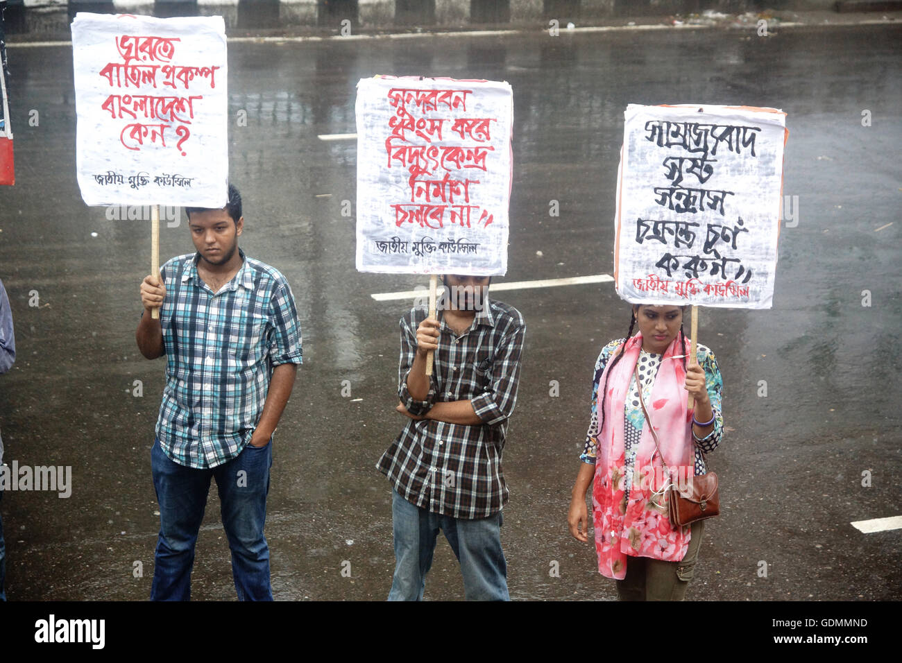 Dacca in Bangladesh. 18 Luglio, 2016. Il Comitato nazionale per proteggere Oil-Gas-Risorse Naturali chiede una protesta contro la Rampal impianto di alimentazione nella parte anteriore del Club della stampa. I governi del Bangladesh cantare un accordo con la compagnia indiana per la Rampal pianta di potere che molto dannosi per la foresta di Sundarban). © Md Mehedi Hasan/Pacific Press/Alamy Live News Foto Stock