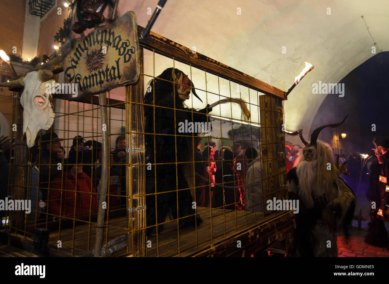 Retz: Perchtenlauf con Krampus nel tunnel sotto la Verderberhaus, Austria, Niederösterreich, Bassa Austria, Weinviertel Foto Stock