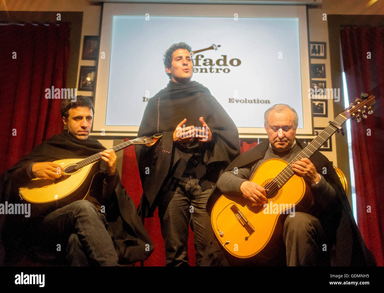 Il fado di canto e di prestazioni di Fado in un centro culturale di Coimbra, Coimbra, Distretto di Coimbra, Portogallo, Europa, viaggi Foto Stock