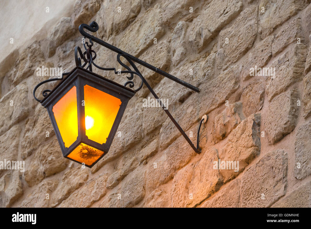 Antica strada lampada su un muro di pietra, Coimbra, Distretto di Coimbra, Portogallo, Europa, viaggi, fotografia di viaggio Foto Stock