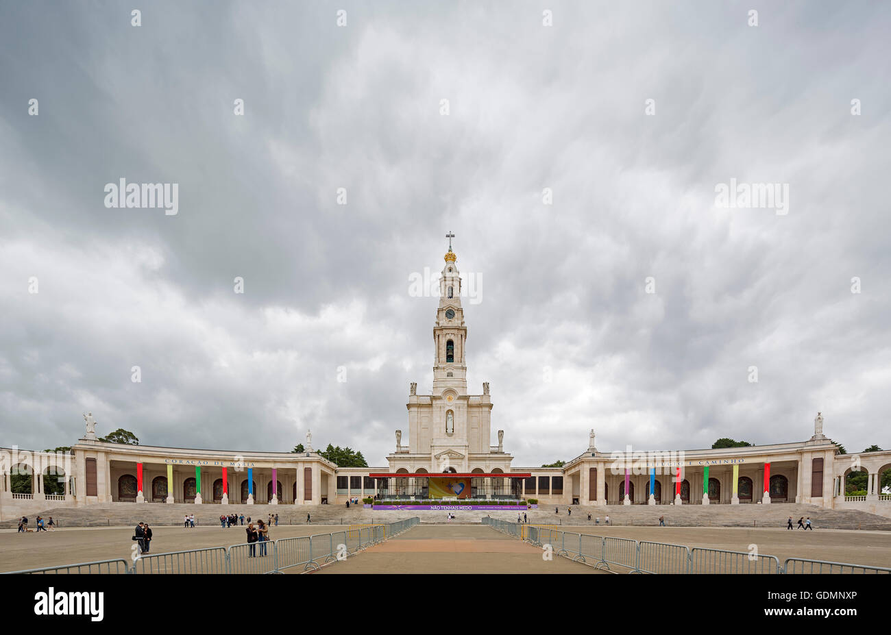 Ampio piazzale antistante la Basilica Antiga in Fatima, Santarem, Portogallo, Europa, viaggi, fotografia di viaggio Foto Stock