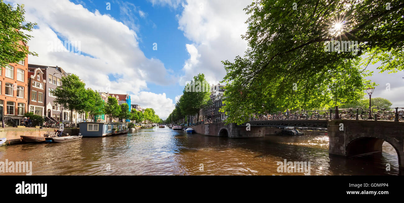 Bella vista dei canali di Amsterdam con il ponte e il tipico olandese case. Holland Foto Stock