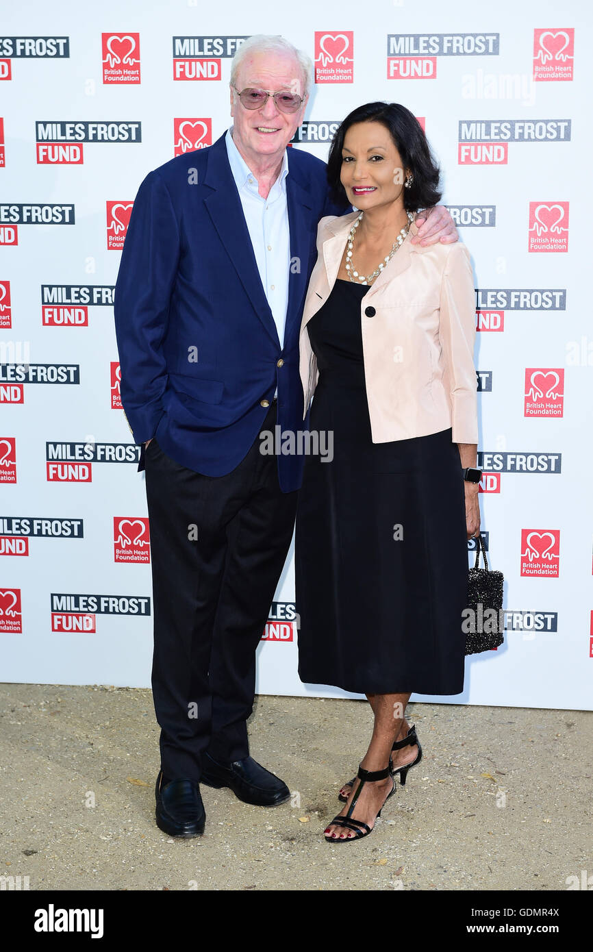 Michael Caine e Shakira Caine frequentando il gelo Summer Party finalizzata alla raccolta di fondi in aiuto delle miglia Frost fondo e in collaborazione con il British Heart Foundation, a corte di Burton, a Londra. Stampa foto di associazione. Picture Data: lunedì 18 luglio, 2016. Foto di credito dovrebbe leggere: Ian West/PA FILO Foto Stock