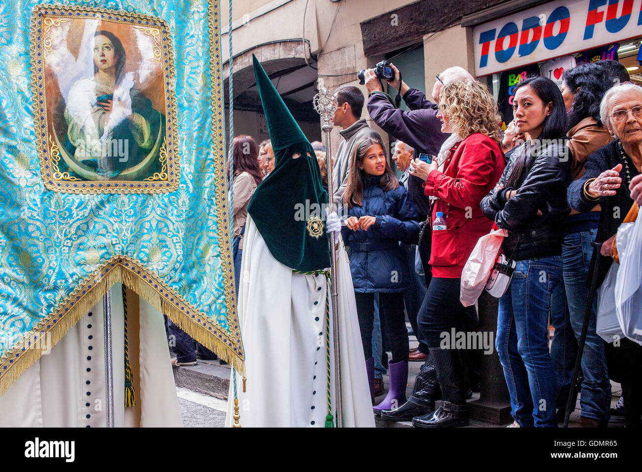 I penitenti in processione di sorellanza JesÃƒÂºs del Gran Poder y Virgen de la Macarena,Buon Venerdì, durante la settimana di Pasqua,carrer Hospital, Foto Stock