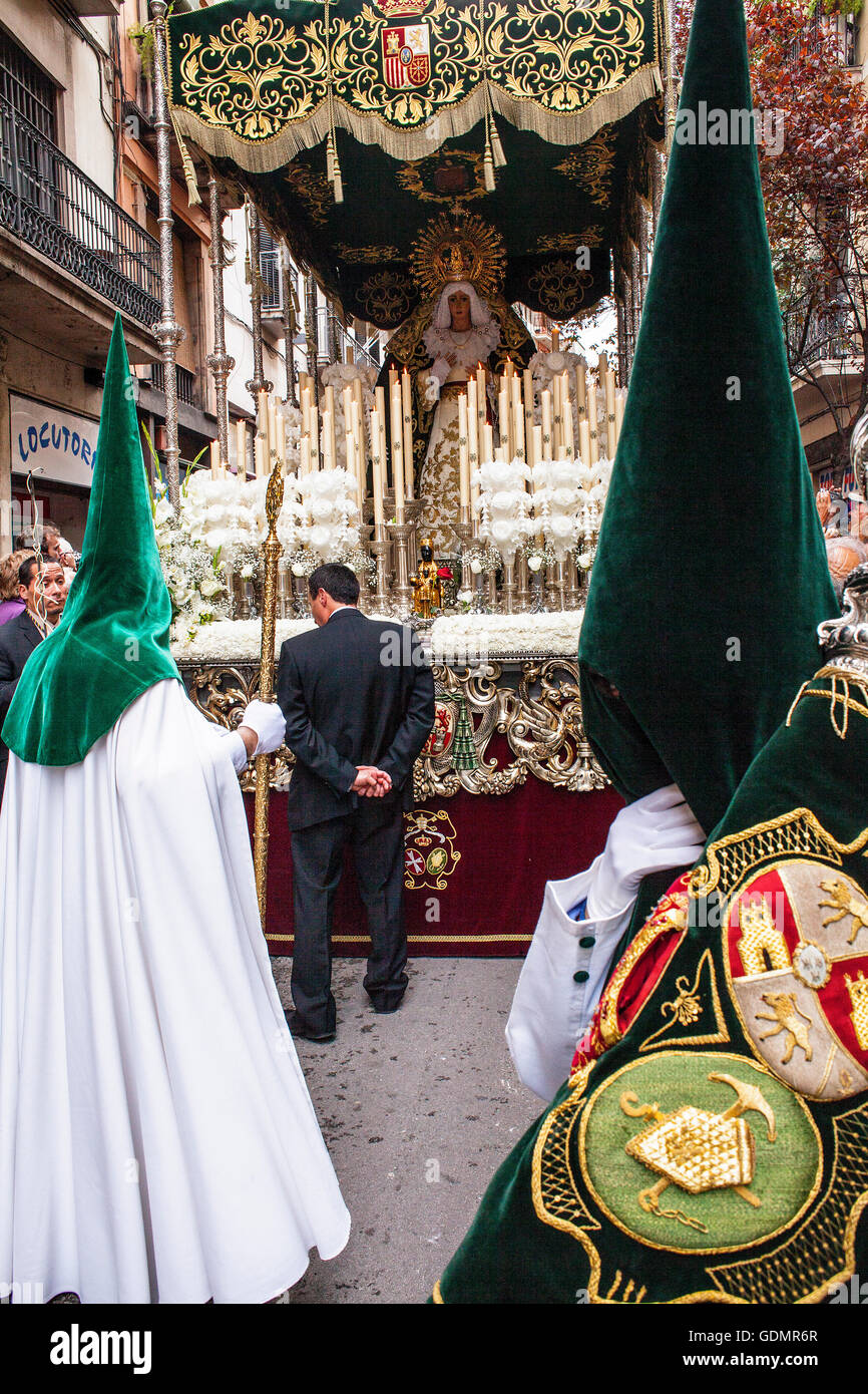 I penitenti in processione, la Fraternità di Gesù del Gran Poder y Virgen de la Macarena,(Statua di solito in San Agustin chiesa Foto Stock