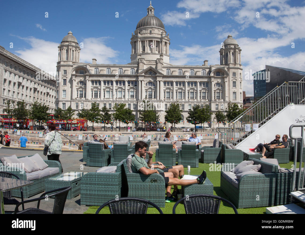 Un festival di tre mesi che celebra la musica, il cibo, le bevande al Pier Head e che si svolge durante tutta l'estate, il 'Liverpool Village' offre un mix di musica dal vivo, animazione di strada, punti ristoro e attività per famiglie. Il concetto si ispira alla South Bank di Londra, alle Ramblas di Barcellona e ai Tivoli Gardens di Copenhagen. Foto Stock