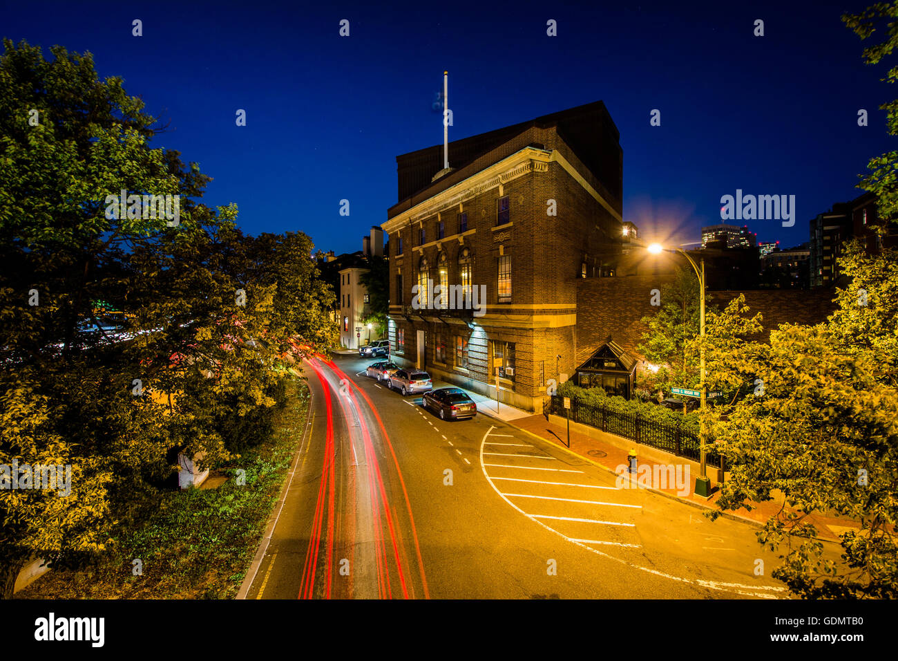 Una lunga esposizione del traffico lungo Storrow Drive di notte in Beacon Hill, Boston, Massachusetts. Foto Stock