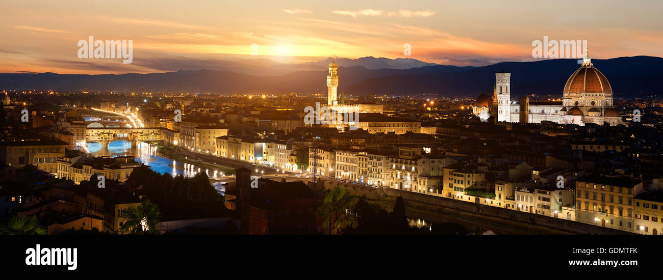 Tramonto panoramico sulla cattedrale di Santa Maria del Fiore a Firenze, Italia Foto Stock
