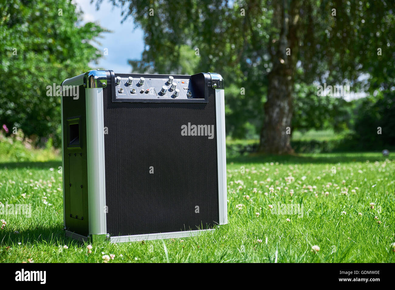 Cordless festival trasportabile music player su un prato in un parco Foto Stock