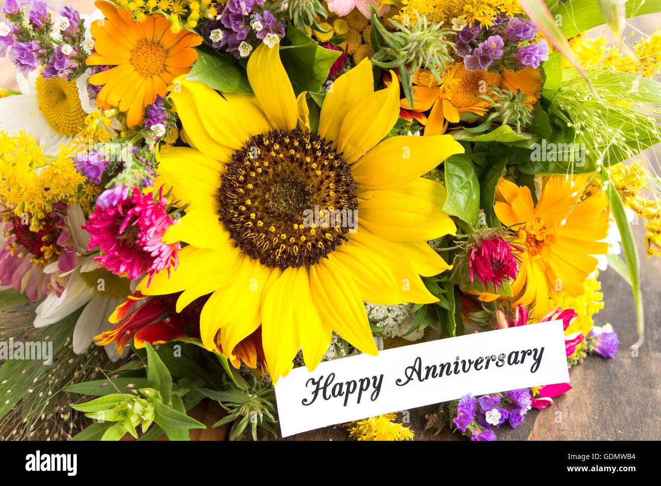 Felice Anniversario Card Con Bouquet Di Fiori D Estate Foto Stock Alamy