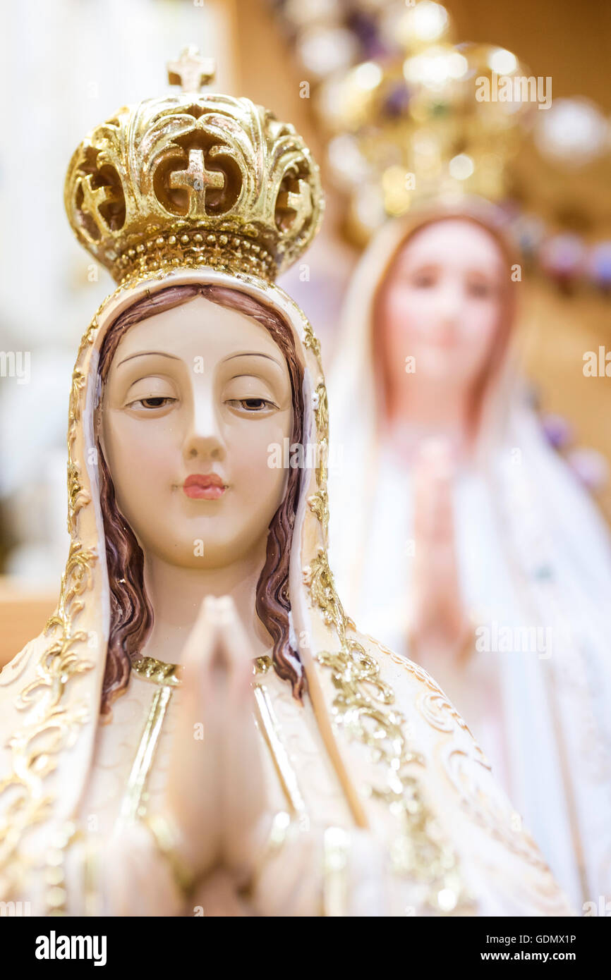 Madonna le figure con la corona, religiosi kitsch, Fátima, Santarem, Portogallo, Europa, viaggi, fotografia di viaggio Foto Stock