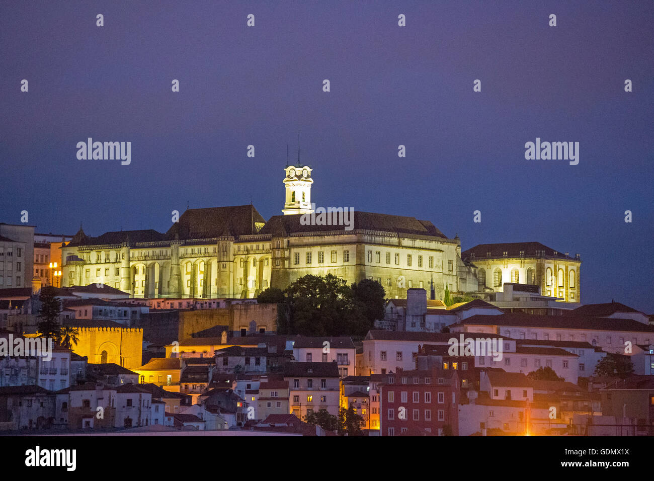 Università di Coimbra nella luce della sera, nightshot, blu ora, Coimbra, Distretto di Coimbra, Portogallo, Europa, Viaggi, viaggi ph Foto Stock