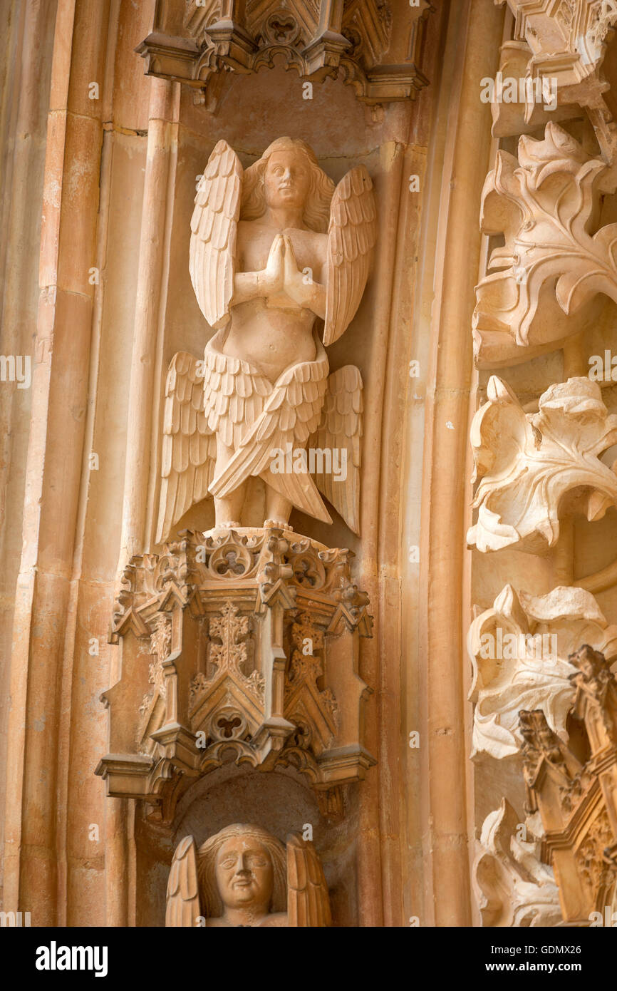 Monastero di Santa Maria da Vitoria, Sito Patrimonio Mondiale dell'UNESCO, entrata principale con doppia aletta angeli, monastero chiesa Foto Stock