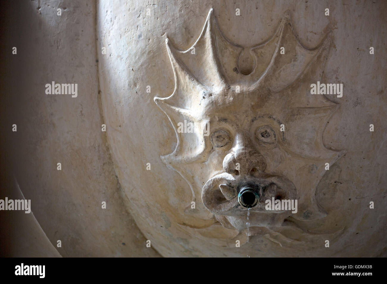 Devil's faccia su una fontana nel chiostro e convento di Santa Maria da Vitoria, Sito Patrimonio Mondiale dell'UNESCO,chiesa del monastero Foto Stock