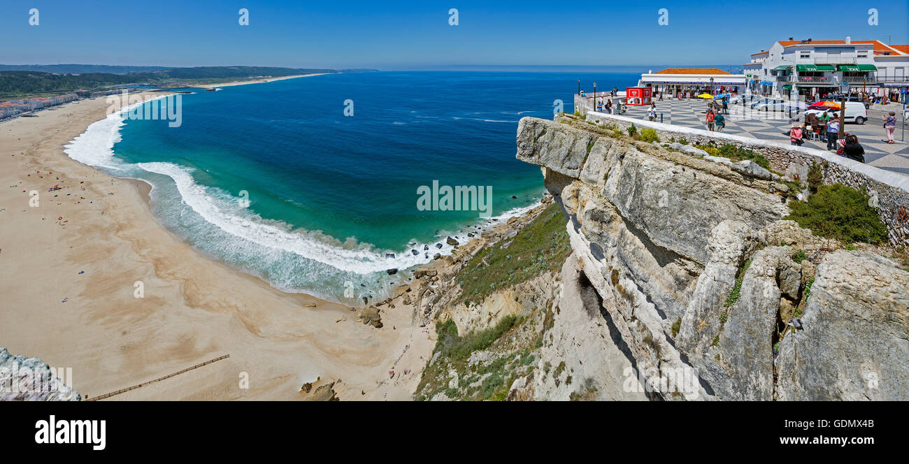 Affacciato sulla città e sulla baia di Nazaré, Nazaré, Distretto di Leiria, Portogallo, Europa, viaggi, fotografia di viaggio Foto Stock